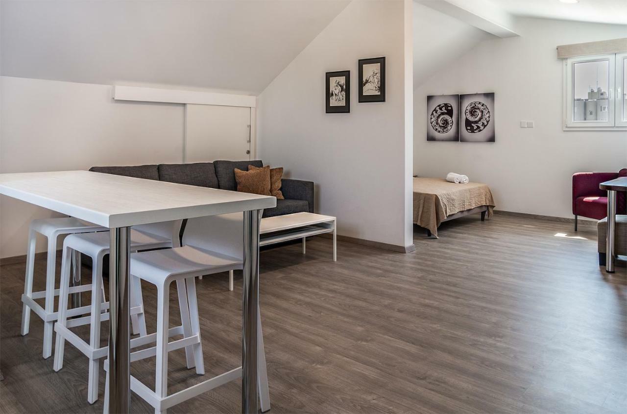 Silver Apartment - Loft Limasol Buitenkant foto